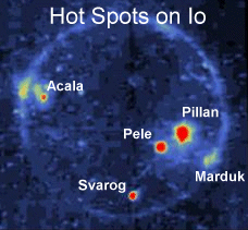 Las manchas brillantes en esta imagen indican la localizacin de los crteres volcnicos en Io, que estn eyectando lava caliente.  Esta imagen y otros datos de la sonda espacial Galileo indican que la lava en Pillar Patera (sealado Pillar), excede los 1700 K (1427 C) y pueden alcanzar los 2000 K (1727 C). Las erupciones ms calientes en la Tierra alcanzan temperaturas de 1500 K (1227 C) aproximadamente, pero eso sucedi hace billones de aos. [<a href=http://photojournal.jpl.nasa.gov/cgi-bin/PIAGenCatalogPage.pl?PIA01635 target=_blank><u>ms informacin</u></a>]
