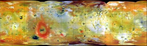 <a href=http://photojournal.jpl.nasa.gov/cgi-bin/PIAGenCatalogPage.pl?PIA00585 target=_blank>Esta composicin en falso color infrarrojo</a> de la luna de Jpiter, Io, se ha producido con imgenes obtenidas en Julio y Septiembre de 1996 por la sonda Galileo de la NASA. El rea mostrada abarca 11,420 Km. de ancho. Depsitos de dixido de azufre helado aparecen en colores blanco y gris mientras que los colores amarillentos y marrones probablemente se deben  a otros materiales sulfurosos.  El dixido de azufre es normalmente un gas a temperatura ambiente pero existe en la superficie de Io helado despus de condensarse proveniente de las emanaciones gaseosas de los volcanes. Los materiales rojo brillante (como el destacado anillo que rodea al penacho de Pele) y las marcas con poca brillantez o albedo (manchas negras) muestran reas de reciente actividad volcnica que son normalmente asociadas con altas temperaturas y cambios superficiales.