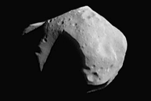 En su camino a visitar al asteroide cercano a la Tierra, el 433 Eros, la <a href= http://near.jhuapl.edu/  target=_blank><u>sonda NEAR (Encuentro con Asteroide Cercano a la Tierra</u></a>) vol cerca de otro asteroide: el 253 Matilde, en junio de 1997.  Lo mostrado arriba es una fotografa del encuentro. Matilde es un pedazo grande de roca de aproximadamente 60 kilmetros que orbita el Sol entre Marte y Jpiter en el cinturn principal de asteroides. La superficie de Matilde es muy oscura y tapizada de crteres. Las fotografas del NEAR del asteroide Matilde, hasta el momento recibidas, indican que el asteroide ha sufrido colisiones espectaculares, una de las cuales cre una gran cuenca por el impacto, la cual se estima que mide cerca de 10 kilmetros de profundidad. 
<i>Crdito: Foto Astronmica del Da</i> 
[<a href= http://antwrp.gsfc.nasa.gov/apod/ap970630.html  target=_blank><u>Ms informacin</a>]
