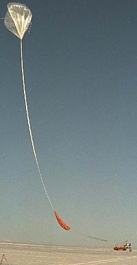 El globo ha sido liberado y empieza su ascenso. El transportador de la carga útil a la derecha, puede ser accionado para eliminar el movimiento relativo entre el trasportador y el globo, asegurando así una liberación suave. Crédito: Universidad de California en Berkeley.
