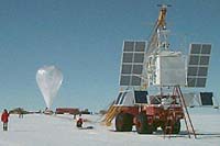 Un paquete experimental de la Universidad de California en Berkeley se alista para su lanzamiento en la estación de McMurdo. El globo en el extremo izquierdo contiene virtualmente todo el hidrógeno necesario para el vuelo. La gran longitud de plástico entre el globo y el paquete experimental en primer plano, se expandirá a medida que el globo ascienda. Crédito: Universidad de California en Berkeley.