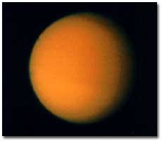 Titn fotografiado por la Voyager 2