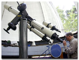 Edy Bevk revisa su instrumento en el Europlanetarium de Genk, Blgica.