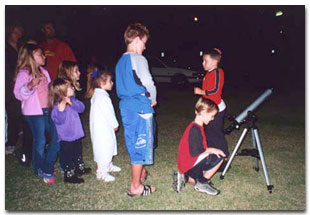 Jeremy Hartley, un estudiante de segundo grado del Colegio Estatal de Coomera Superior en Queensland, Australia, trae su propio telescopio a los eventos de la Campaa de Observacin de Saturno.