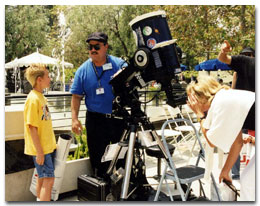 Matthew Ota, en el centro, en la Casa Abierta del JPL.