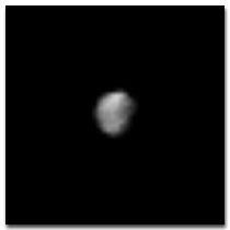 Esta imagen de Febe fue obtenida por la Voyager 2 en 1981 desde una distancia de 2.2 millones de kilmetros (unos 1.4 millones de millas).