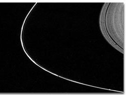 Anillo F de Saturno tomado desde el Voyager