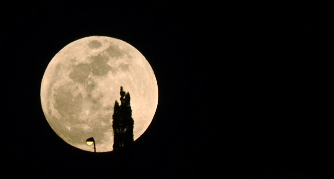 ¿Por qué la Luna parece más grande en el horizonte?