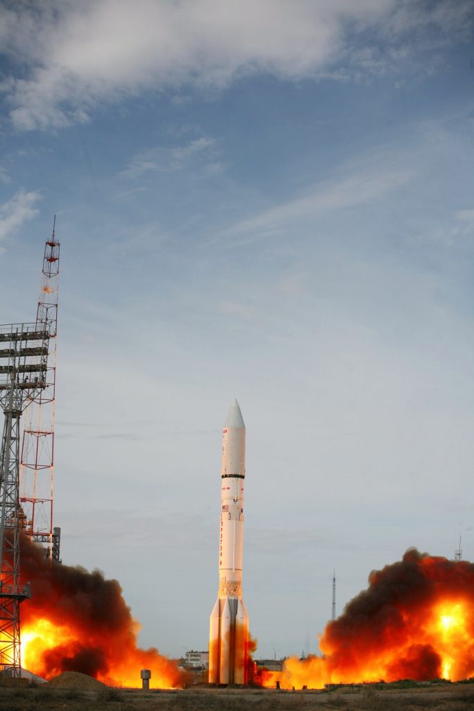 Momento de la ignición del Pronton-M con el Echostar 21 en Baikonur